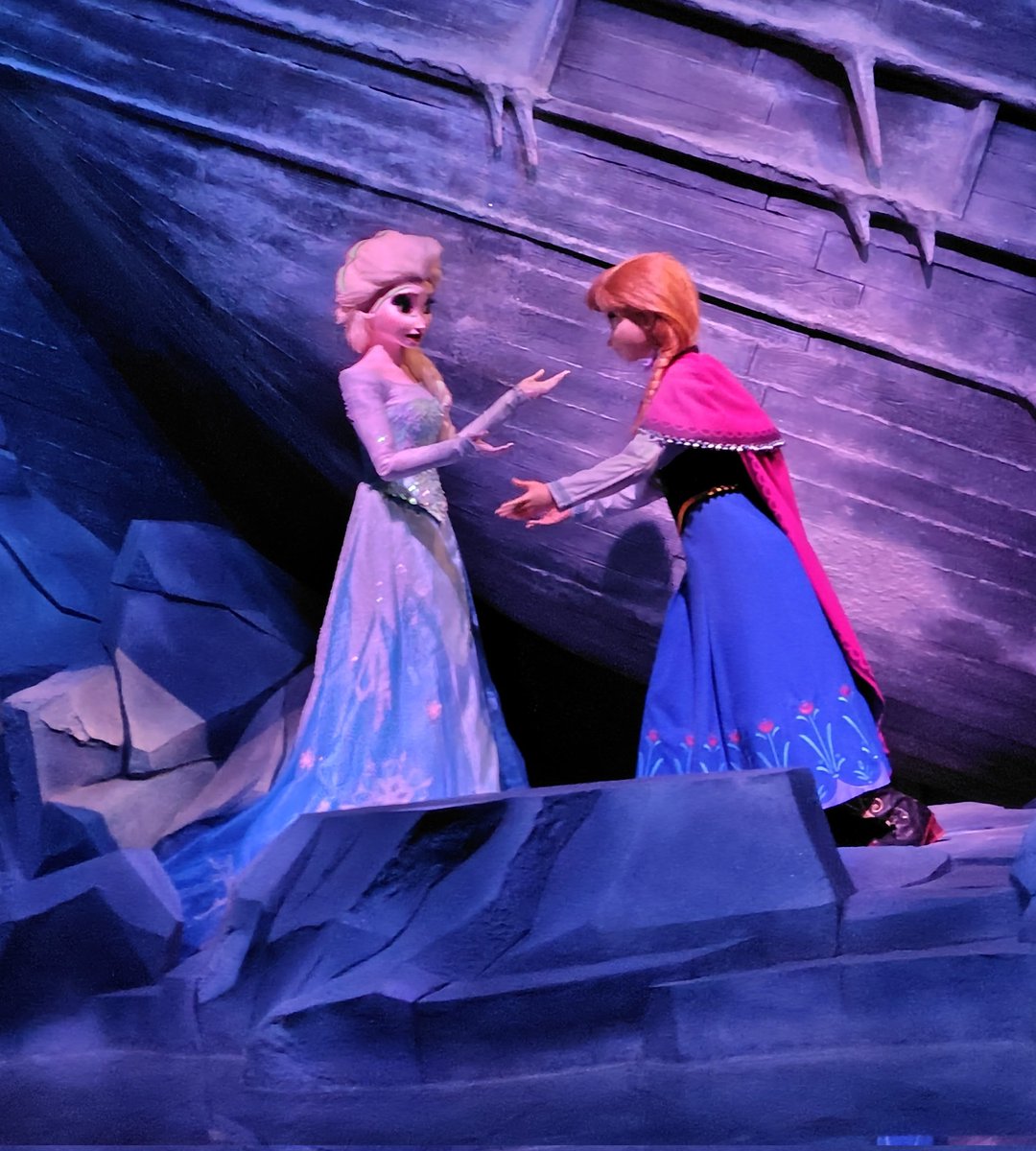 pasocongo's tweet image. ディズニー産の赤ダダリンゲットです〜
٩(๑´0`๑)۶💕やたーっ
めっちゃ寒いけどめいっぱい楽しんできます🎶　＃ポケモンGO　＃ディズニーシー