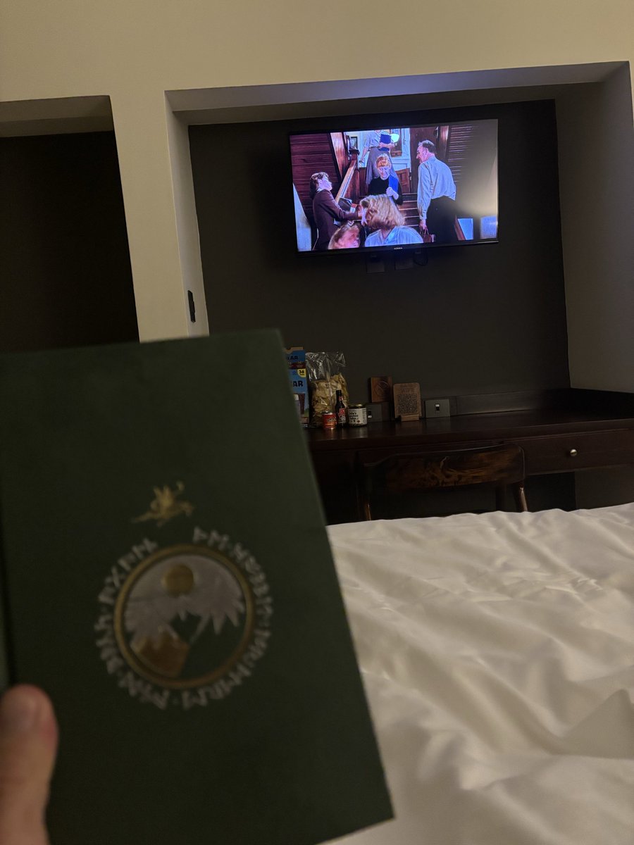 ignotus_potter's tweet image. Hoosiers, hobbit, honeymoon