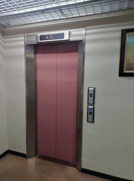 エレベーター エレベーターあるある 「エレベーターのボタンを押すのが一歩遅かった