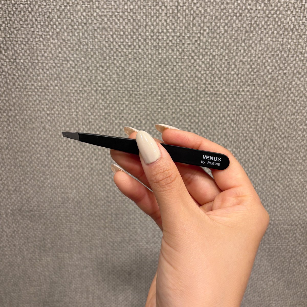 aik_ooooO's tweet image. 最近薬局で買ったこの毛抜き、今までやったら明後日くらいにならな抜けへんな😀って毛までキャッチできて感動してる