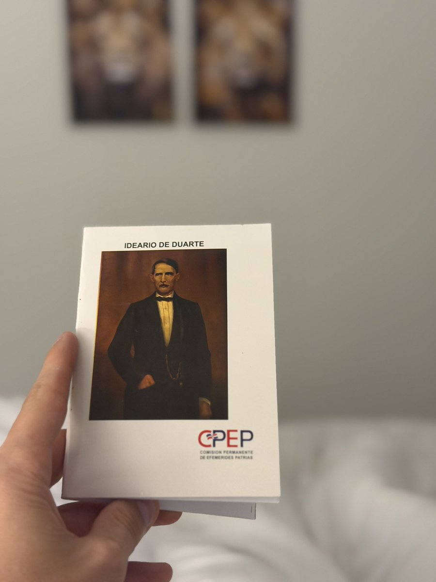 Acostado leyendo el Ideario de Duarte 🇩🇴