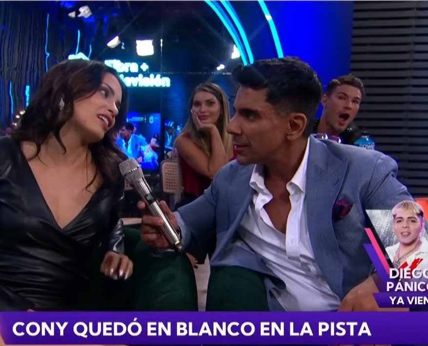 ariansitto's tweet image. La cony y sus dos fans atrás apoyándola🥰 #FiebreDeBaileCHV