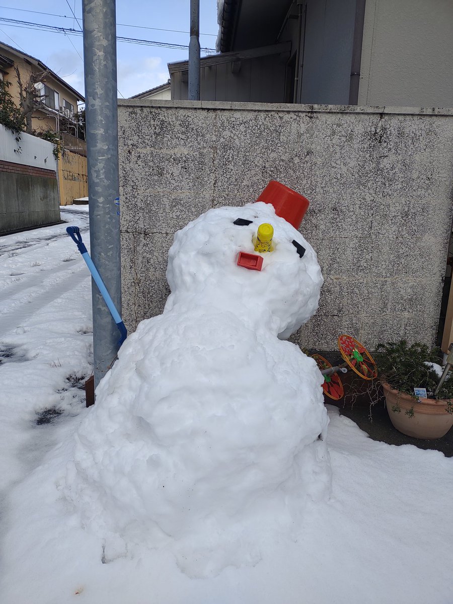 RacLeoEng's tweet photo. そして、3日目の朝の姿がコレです…( ´△｀)

https://t.co/IsOnlREnIb 

#新潟市 #英語教室 #初心者英会話 #雪だるま　#溶けた https://t.co/zPKinmNRYN