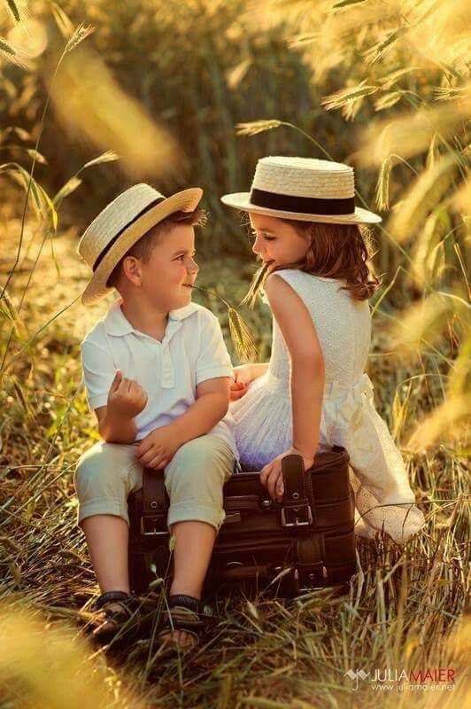 sj3samr's tweet image. .
.
أخبرني يوماً أنني كالياســمين
فابتسـمت!
لأن الياسمين زهرة صامتـة..
لا تعلن عن عطرها بل يكتشفـه
 من يقترب بإخـلاص..  
الياسمين لا يختار مكاناً ليُزهر فيـه 
بل يزهر حيثما وجد قلوباً ترويه بالاهتمام
.
🤍