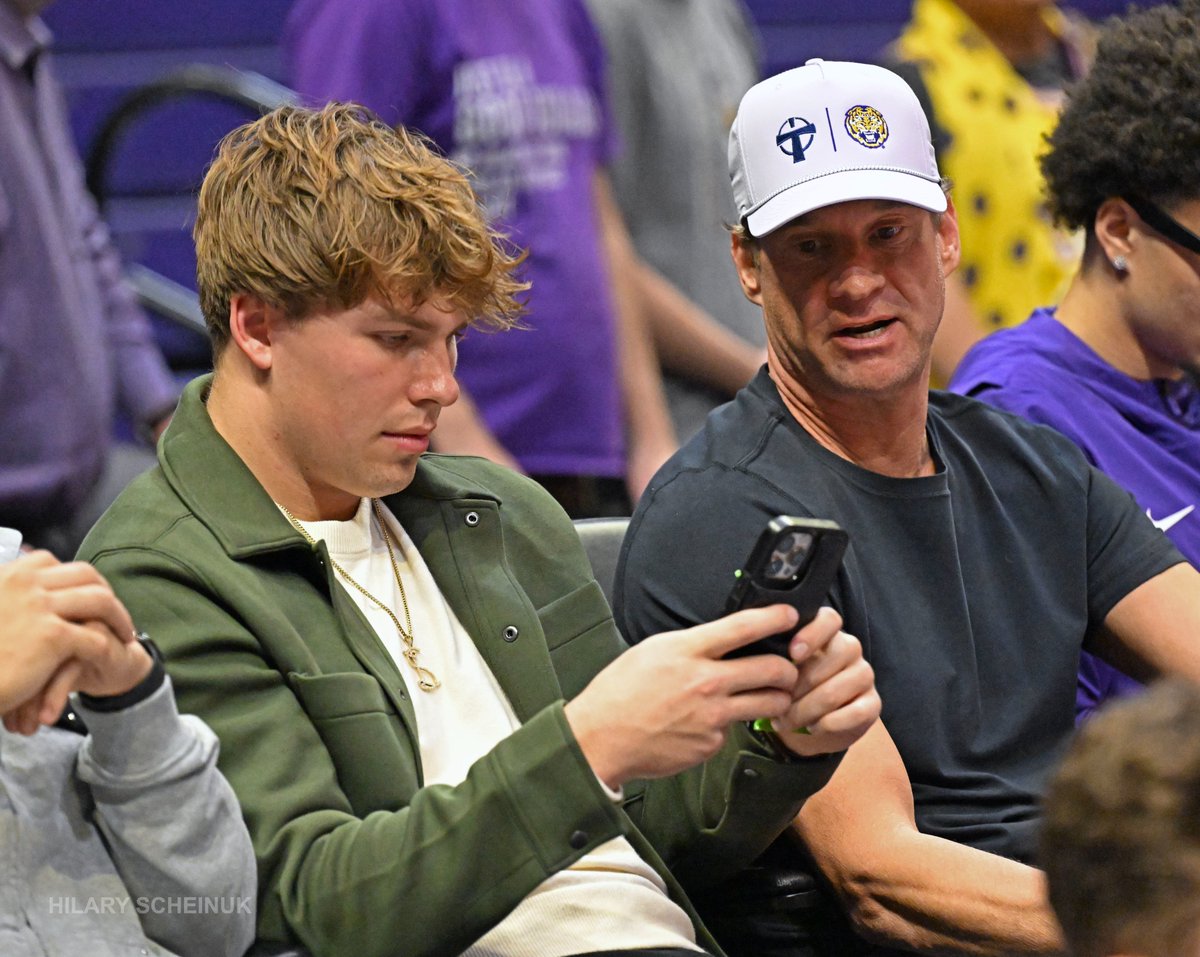 hscheinukphoto's tweet image. Sam Leavitt sat courtside with @Lane_Kiffin during a campus visit this evening as #LSU hosted #SouthCarolina at the PMAC.