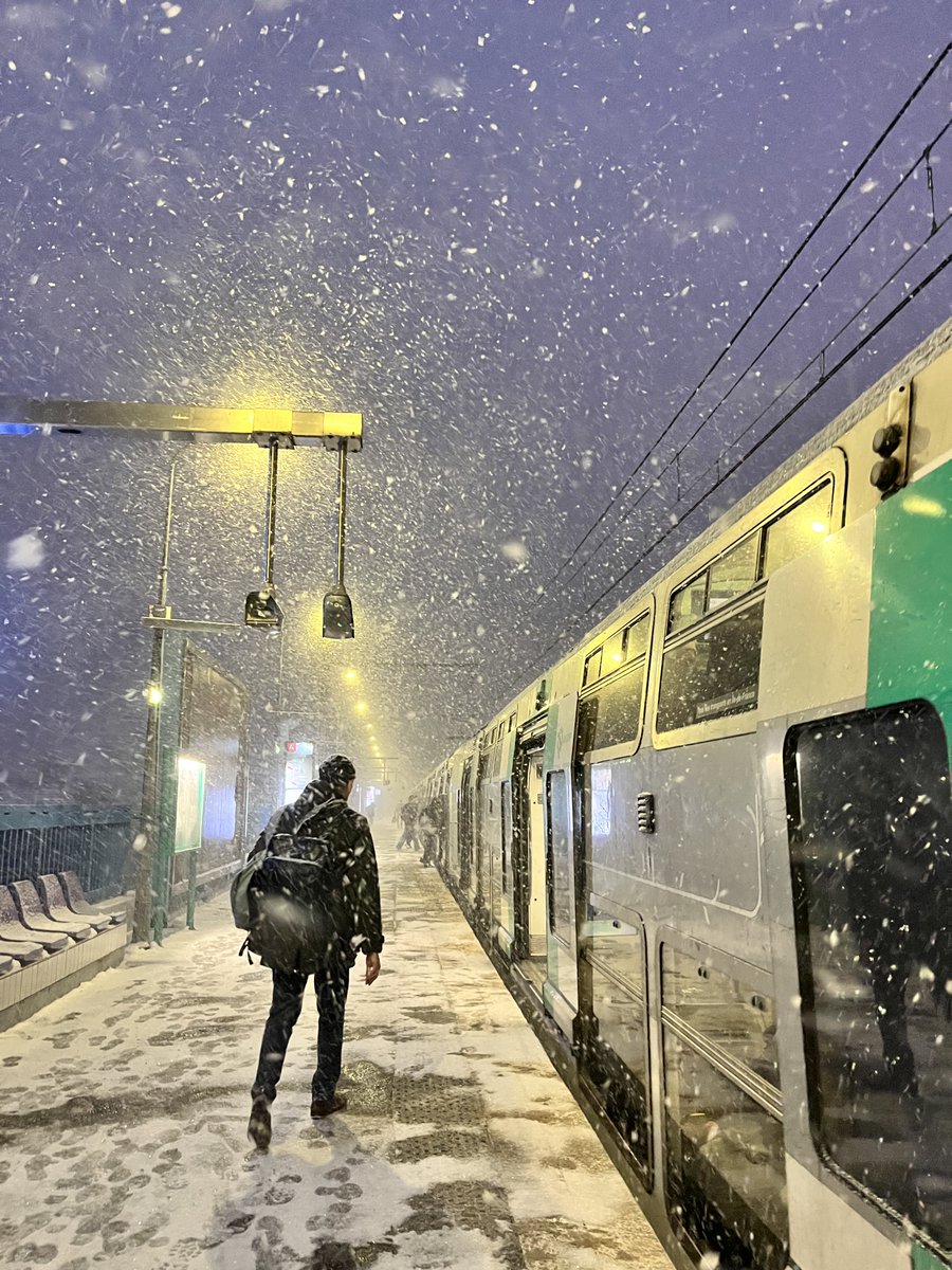 Verglas et Grand Froid à Bry sur Marne. Compte-rendu d'une BRYARDE ( 7 janvier 2026) : Cette nuit (1 h du matin) passage du camion de déneigement, Merci ! mais, ce matin à 7 h 30 : ligne Bus 120 interrompu, ligne BUS 210 en fonctionnement, aller comprendre pourquoi ? . Gare RER A