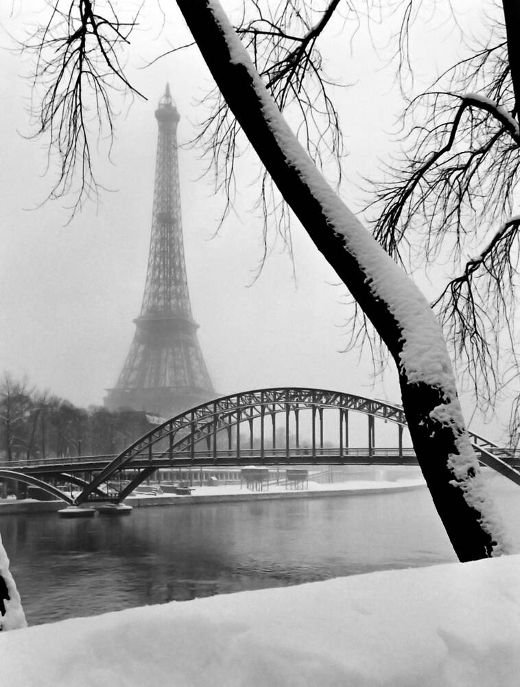 Bonjour. 😊

📸 Dmitri Kessel. 
Seine, passerelle Debilly et Tour Eiffel sous la neige 
Hiver 1948. Paris