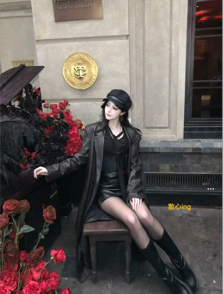 Web3Doraemoe's tweet photo. 《从女主播到 Web3 连环踩坑： 100 万血汗钱蒸发全复盘！》

追更的朋友集合！把1-6集从高光到坠落的狗血又真实的路串给你看——每一步都踩在坑上，每段经历都戳中圈里人的痛处！这不仅是我的故事，更是太多误闯Web3的女孩的血泪缩影。

有人说“在这个圈子，几天赚别人一辈子钱的神话听多了，没人愿意慢慢变富。这不仅是财富的斩杀线，更是认知的死刑。” 走过这一路我才懂，这句话里藏着我曾经最天真的贪心，也藏着最痛的教训。

📌 第一集·从镜头前到Web3初遇：我本是个不起眼的小主播，跨平台辗转谋生，每天化妆直播到凌晨，靠女粉支持勉强立足。深知主播吃青春饭，攒下100万后想找靠谱理财“躺平生息”，翻攻略时第一次遇见“Web3”这个陌生概念，没料到会彻底改变生活。

📌 第二集·从跟风理财到触碰BTC：先试了支付宝养鸡、攒黄金，都不尽如人意；跟风买A股又被埋。纠结许久后，用30%积蓄小试水“大家说稳”的加密货币现货，行情好时赚了15%，���心开始冒头，觉得“现货来钱太慢”，盯上了群里说能“翻倍赚”的合约。

📌 第三集·合约狂欢与一夜归零：盯合约比直播熬大夜还磨人，从2倍杠杆尝到甜头后，胆子越放越大加到50倍。账户翻倍时竟幻想买法拉利、看楼盘，可一觉醒来钱包余额只剩“0”——爆仓了。那些直播攒下的血汗钱，悄无声息就没了。

📌 第四集·病急乱投医的付费坑：爆仓后才发现自己连合约基本概念都不懂，抱着“从头再来”的想法翻攻略学知识，却被网上“理财老师”忽悠，花1888元付了入群费，期待能“把亏的钱赚回来”，现在回头看全是慌神后的错误选择。

📌 第五集·盲从的代价与群解散的清醒：群里老师只发交易信号不解释逻辑，群氛���逼得人不敢质疑，跟着下单有赚有亏，慢慢失去自己的判断。直到某天群突然解散，老师失联，才猛然醒悟：把判断权交给别人，有多危险。1888元入群费，成了又一笔“学费”。

📌 第六集·自学的坑比跟单更磨人：群解散后，我以为拿回了判断权，疯狂刷KOL长文、看教学视频，死记硬背K线、RSI等指标。可后来才发现，只是把“信老师”换成了“信指标”，每笔亏损都只能怪自己。更懂了新手最易掉的坑，是着急证明“我已经学会了”。

1-6集，讲完了我从主播跨界Web3，从贪心试水到反复踩坑的完整历程。这段时间收到好多朋友的私信，有人说“我正在走你的老路”，有人说“幸好提前看到避坑”，也有人问我“踩了这么多坑，接下来会怎么办”。

今天正式宣布：我的故事���进入第二阶段了！不再只复盘沉沦，接下来要揭秘我怎么从“废人化”里爬出来——没有大佬带、没有内幕消息，仅凭踩坑攒下的教训，重新学技能、对接真实需求，把Web3的坑变成往后的底气！

25岁+的电子荒原？我偏要改写结局！接下来每一步都如实记录：怎么重新找方向、怎么避开二次踩坑、怎么靠自己赚到第一笔“踏实钱”…… 愿意陪我一起看“废人逆袭”的，评论区扣个“加油”，第二阶段的精彩，绝对超出你们预期！💪

#Web3小白成长记 #女主播跨界实录 #加密市场避坑 #个人成长复盘