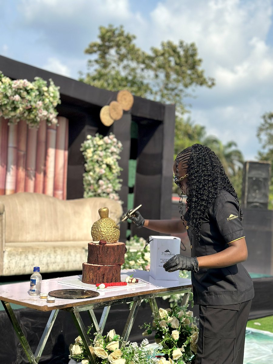 peecakes's tweet photo. I love traditional wedding cakes that have to do with wood effect or tree barks 🤭 https://t.co/t8SfOkofD6