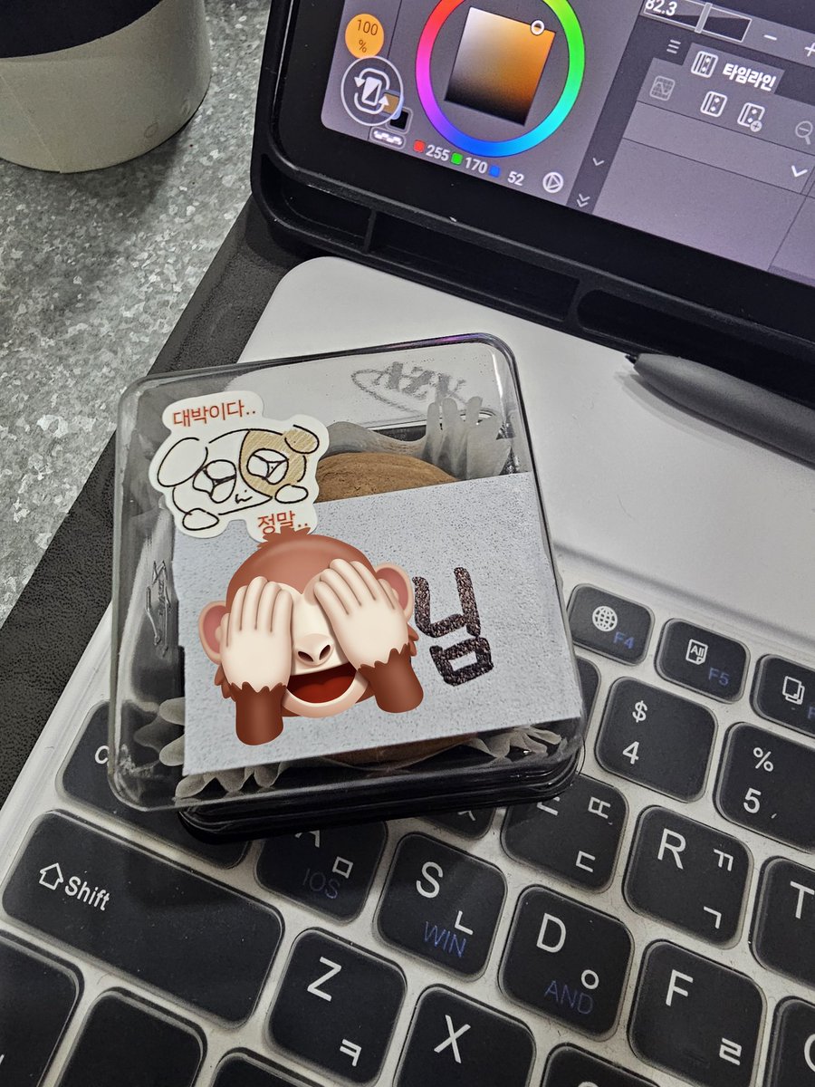 같이 일하시는 분이 두쫀쿠 만들어주셨다고 뿌려주셨우...🥹✨️
두쫀쿠 처음 먹어봤는데 맛 있 다...