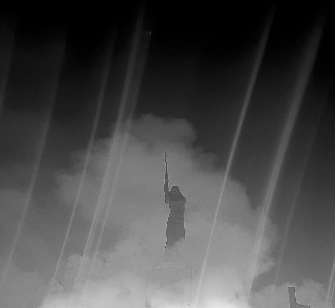 Sa tugom i žaljenjem pratim posljednjih dana i mjeseci drage mi ljude i prijatelje kako, zarad neke taktike, „pametnog djelovanja“, „pomirenja“, savijaju kičmu i mire Crnu Goru i Crnogorce sa nestajanjem. Vjerujem, želim da vjerujem, da to ne rade iz loših namjera, već iz