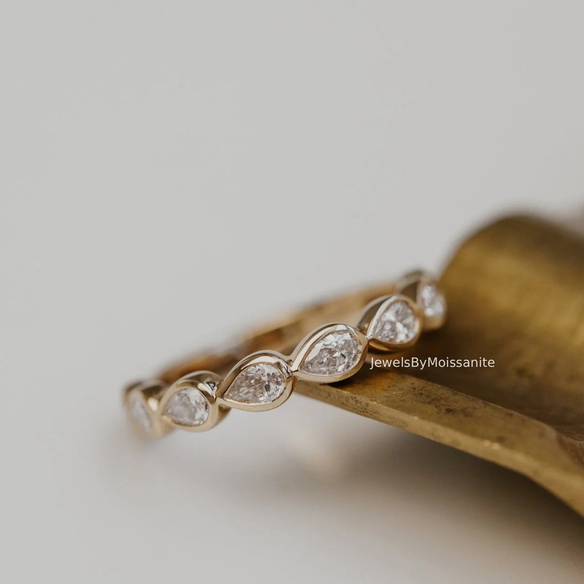 jewelmoissanite's tweet image. East West Pear Cut Moissanite Half Eternity Bezel Set Stacking Band 14K Gold Matching
#pear #weddingband #stackingband #eastwest #bezelsetting #pearshape #pearcut #matchingband #moissanitejewelry #womensband #anniversarygifts #bridalband #goldband #etsysellers #ValentinesDay