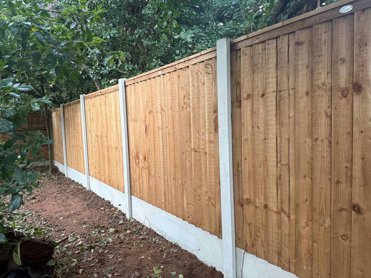 lefencing's tweet image. A nice short run of fencing to start the new year off and another very happy customer. You can purchase all of our products online at lefs.co.uk or if you prefer please telephone our sales office on 0115 946 0604.
