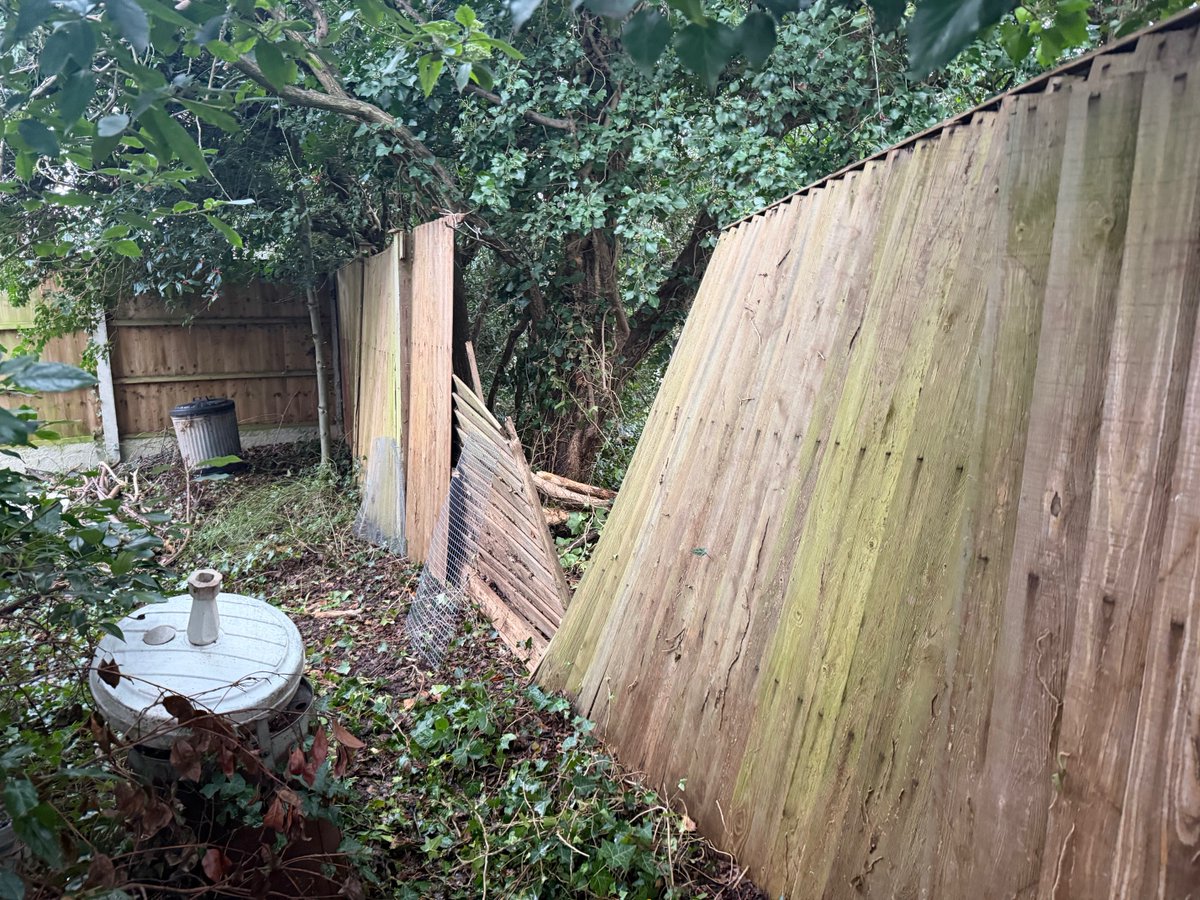 lefencing's tweet image. A nice short run of fencing to start the new year off and another very happy customer. You can purchase all of our products online at lefs.co.uk or if you prefer please telephone our sales office on 0115 946 0604.