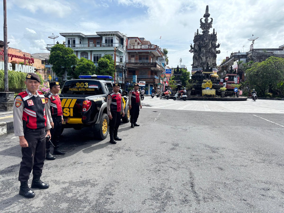 SKlungkung's tweet photo. 👮‍♂️ Personel Unit Patroli Satsamapta atur arus lalin di Simpang Catus Pata Klungkung 🚦

#polriuntukmasyarakat #Klungkung #PolresKlungkung #JagaKamtibmas #CegahGangguanKeamanan #layanancepat110untukmasyarakat #PoldaBali #PolriPresisi #humaspolresklungkung #wducation #work https://t.co/o4bmr0sNdW
