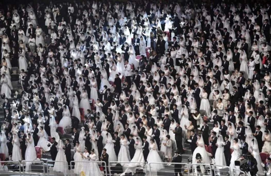 tokyowanderlust's tweet image. 今の若い世代は「合同結婚式」と聞いてもピンとこないかもだけど、カルト宗教の象徴みたいなイベントだよ。私くらいの世代は桜田淳子が合同結婚式に参加したって連日ワイドショーで取り上げられてその異様な光景は目に焼き付いてる！親や教団がマッチングした相手とこの日初対面で結婚とか怖すぎる😱