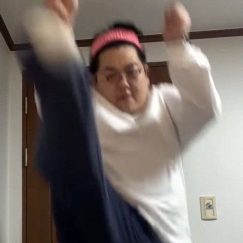 je_rrie_'s tweet photo. To. 암표업자 https://t.co/bsuPRn1gPS