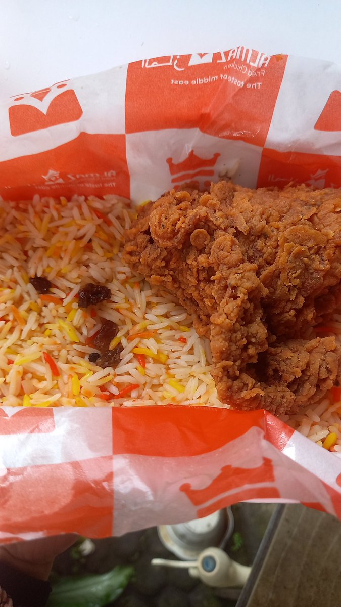 afrishere's tweet image. Pernah beli, jujurly ayamnya lbh enak yg pinggir jalan langganan aku. Nasi kebulinya ya gt deh. Bukan cup of tea aku.
Btw, kalo mau beli nasi kebulinya jgn pilih ayam yg varian saudi hot, rasanya bakal overpowering