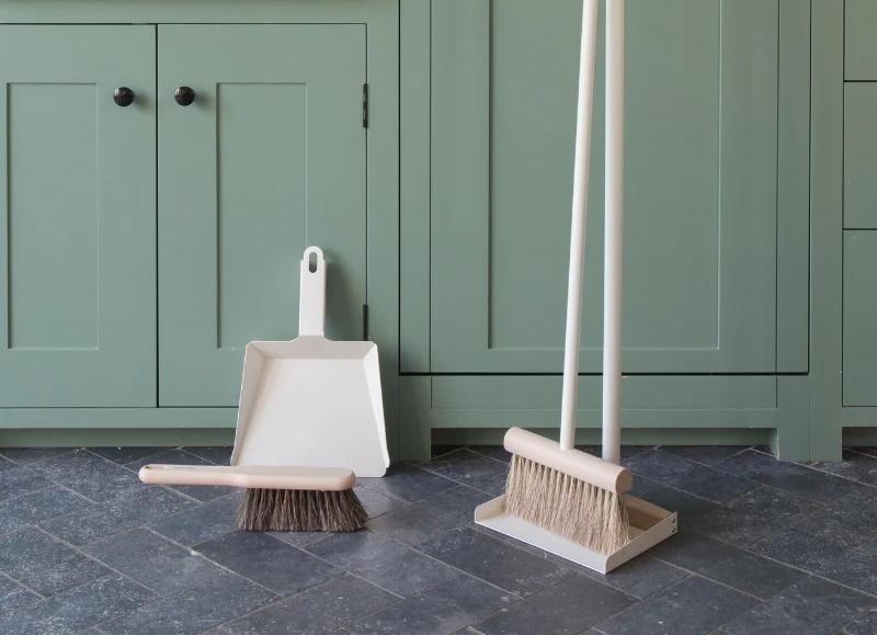 Brettproperties's tweet image. High/Low: A Long-Handled Dustpan and Brush, French vs. Ikea remodelista.com/posts/french-i…