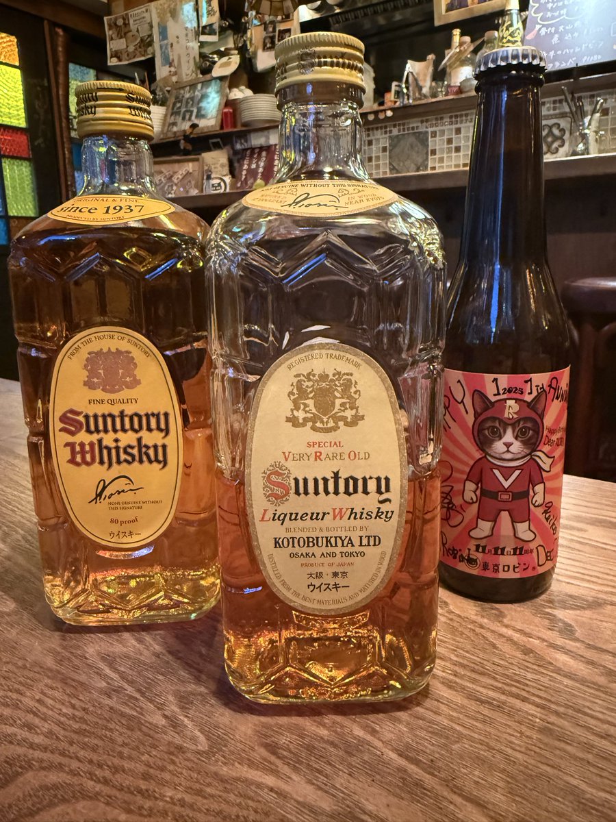 TokyoRobin's tweet image. あけましておめでとうございます🎍
今年の東京ロビンは「昭和モダンの上等」をテーマに、
年始の一杯として 復刻・角瓶 をご用意しました。

1937年当時の角は、現在換算で 6,000〜9,000円クラスの上質ウイスキー。
復刻版で、その時代の贅沢を。
クラシック・ハイボール、ロックでどうぞ🥃