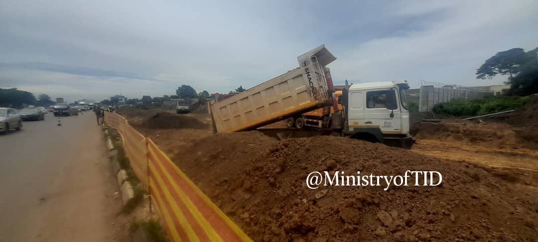 MinistryofTID's tweet photo. Diversion Route Work in Progress! #MsasaInterchangeProject

Detour construction is now underway at the Msasa Interchange Project (Harare Drive & Mutare Rd junction).

This is a key step to keep traffic moving while we build the new interchange. The essential temporary route will ensure the continued flow of traffic as work progresses.

We appreciate your patience during this phase. These short-term adjustments are paving the way for long-term improvements in connectivity and safety at this crucial junction.

Stay tuned for further updates as we work to improve the nation's road infrastructure network.

#KilometerbyKilometer #InfrastructureGrowth #Zimbabwe #BuildingTheFuture  #ProgressUpdate