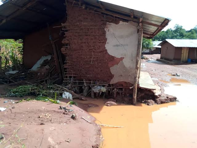 mediacongo's tweet photo. #SudUbangi: Suite à une violente pluie, qui s’est abattue dans la nuit du 3 au 4 janvier dernier causant d’importants dégâts matériels dans le secteur de #Dongo, près de 300 familles sont sans abris et passent la nuit à la belle étoile dans le territoire de #Kungu ! https://t.co/s4k5HvOpJh