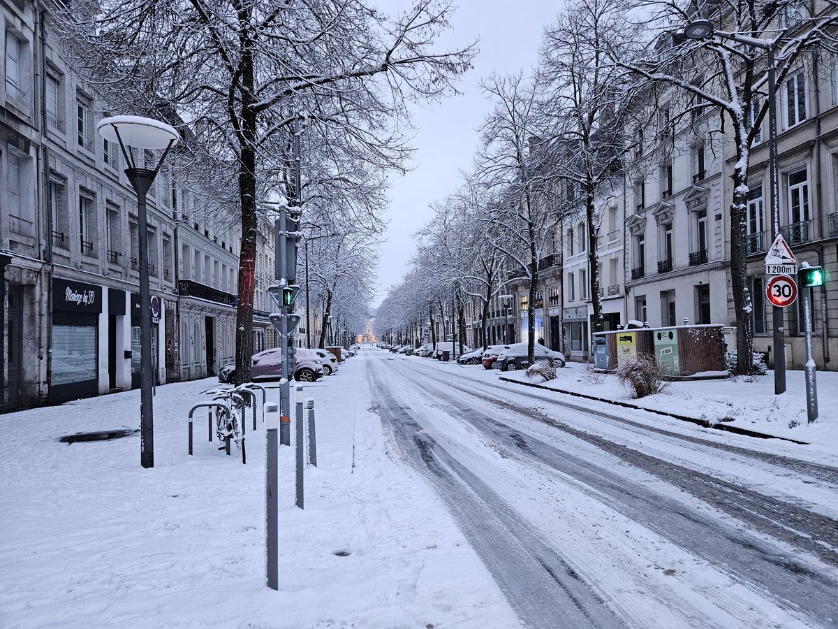 MathieuCharre's tweet photo. Mercredi la neige joue les prolongations à #Rouen https://t.co/b10hhGnrps
