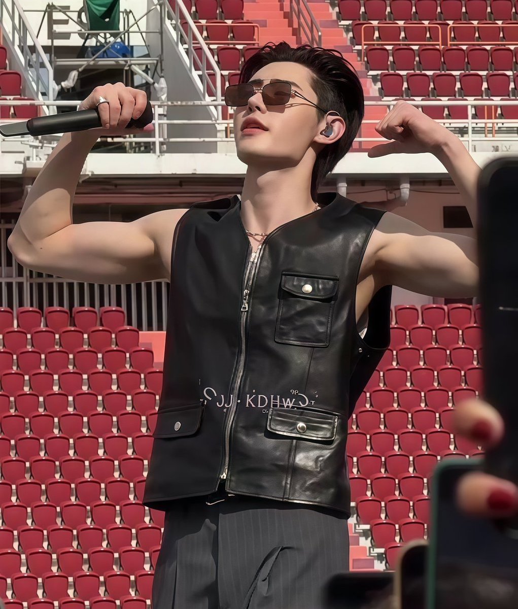 puppiesbreads's tweet image. the waist                                     the belt