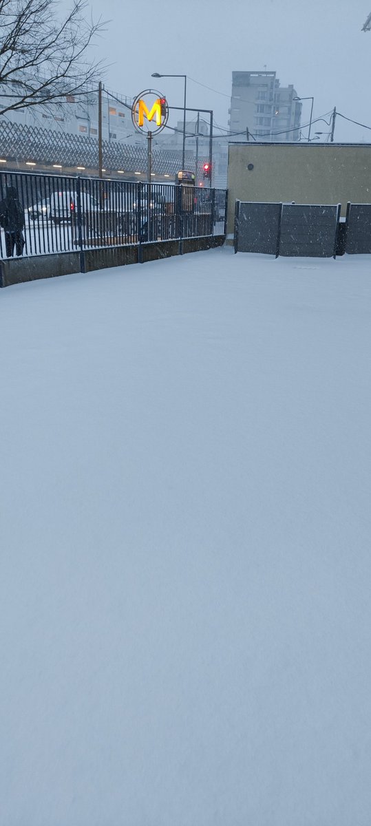 RadarEtMeteo's tweet photo. 5cm de neige nouvelle relevée sur Villejuif (Paris Sud) https://t.co/yU3ReJI7kD
