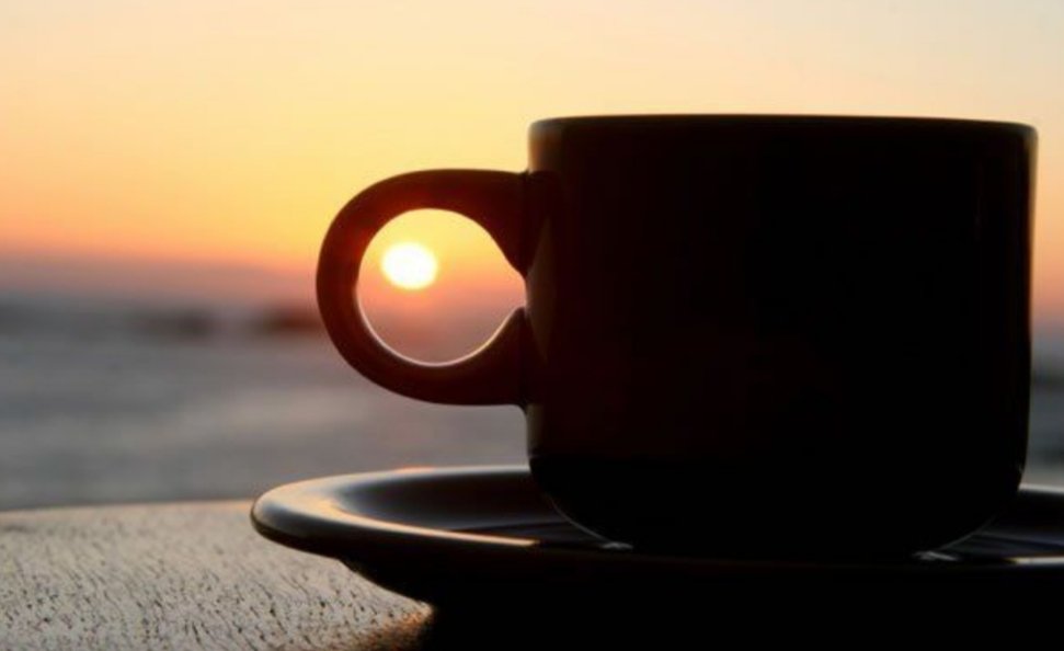 Jingga_Aurora86's tweet photo. Aroma kopi tak memaksa, tapi selalu berhasil memanggil ...

Kopi ku seduh terasa pahit
Sengaja aku lupakan gula, agar aku terbiasa  menelan realita 

Senja* yg sirna ... ☕️ https://t.co/Y9w6owsVmP