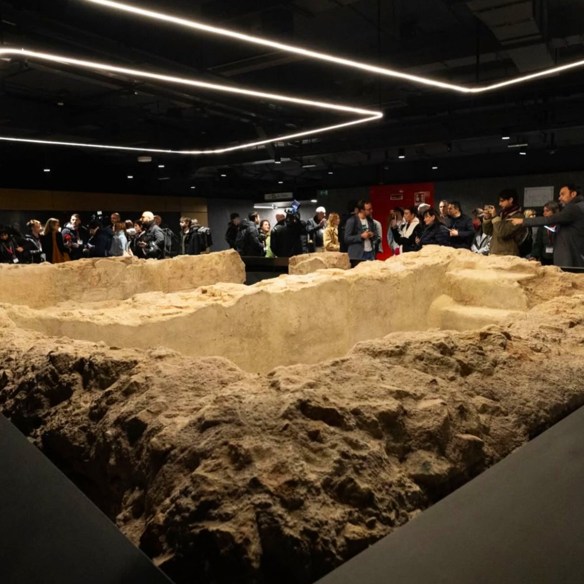 Trip's tweet image. Subway expansion projects in Rome frequently reveal layers of ancient history beneath the city. So, the Colosseum station became more than a stop — it’s now an active archaeological site.

Commuters can literally time-travel while waiting for the train, surrounded by history and…