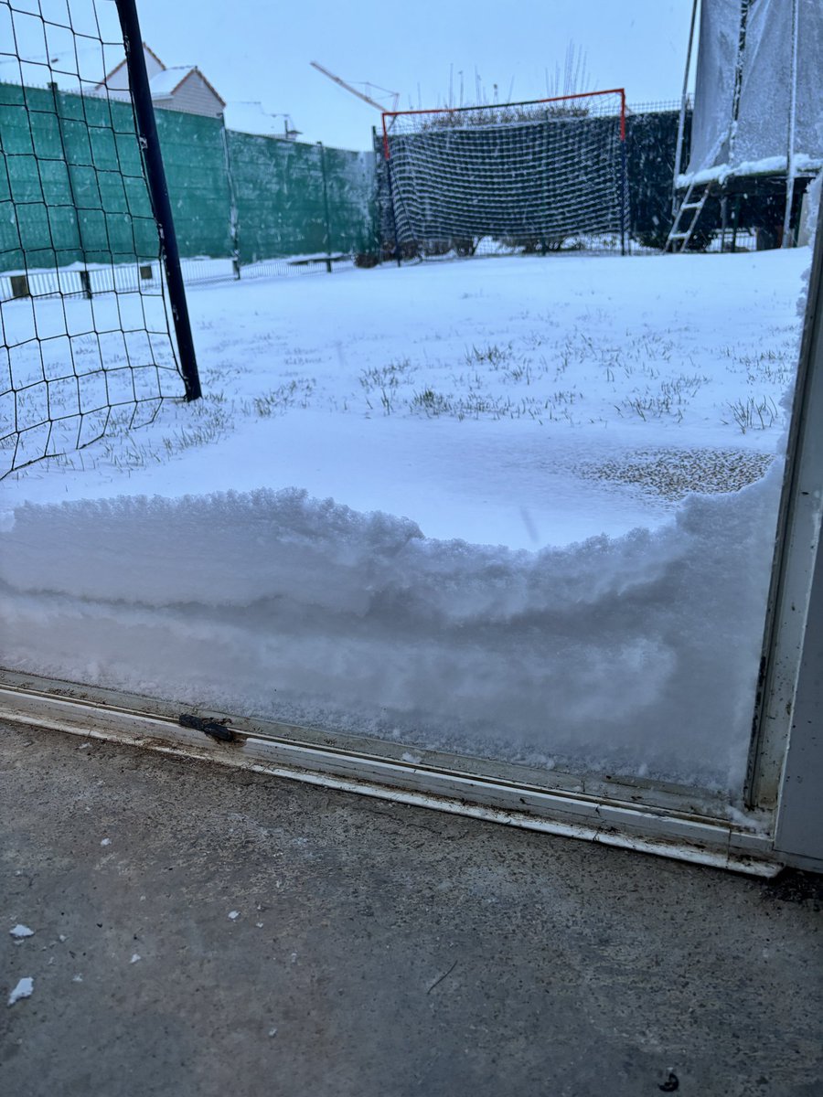 De bien belles congères sur Vitry en Artois (62) 😅 cc <a href="/Meteovilles/">Guillaume Séchet</a> <a href="/Muhammad213dz/">Mohamed 🇩🇿🇫🇷ⵣ</a> <a href="/ExtremeMeteo/">Extrême Météo</a>