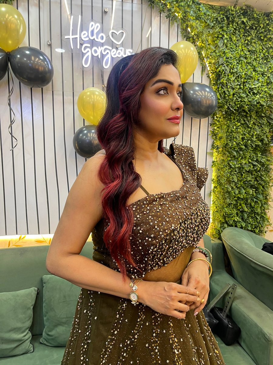 sayantani8's tweet image. Before everything else, getting ready is the secret of success. 

#preeventpic #gettingready