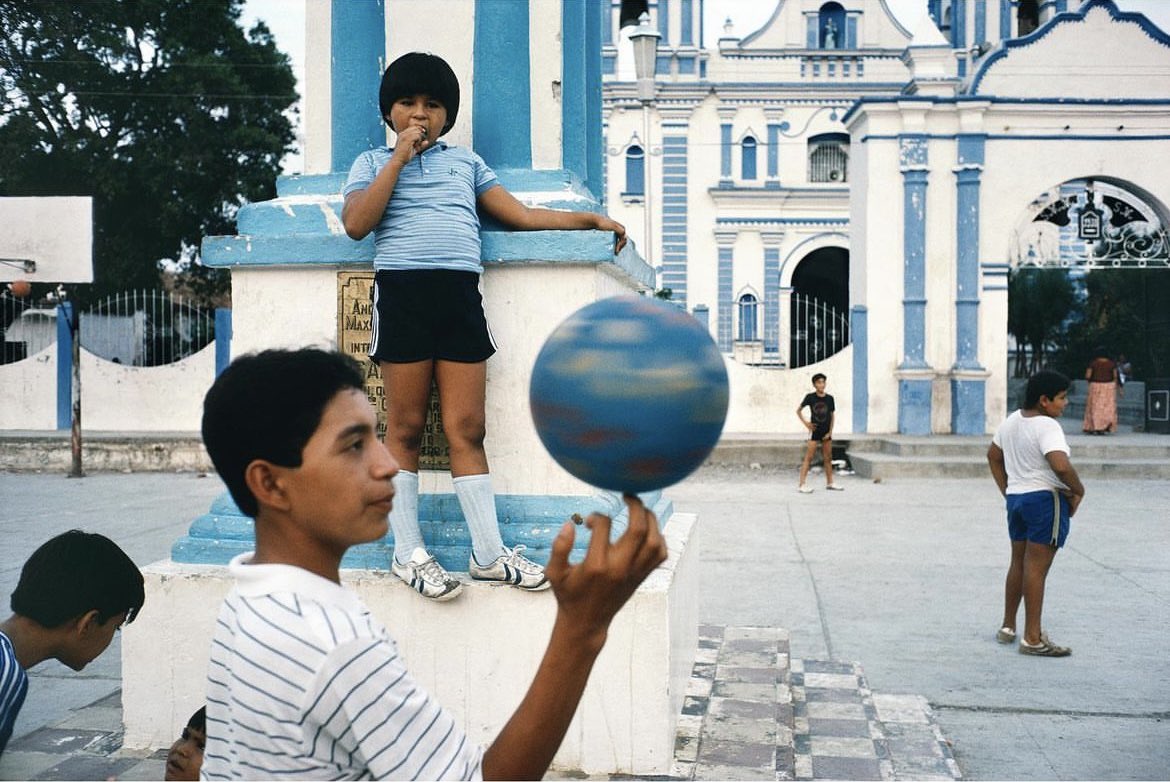 eyeonaxis's tweet image. The world in his hand. Tehuantepec, Oaxaca, México, 1985 | Alex Webb