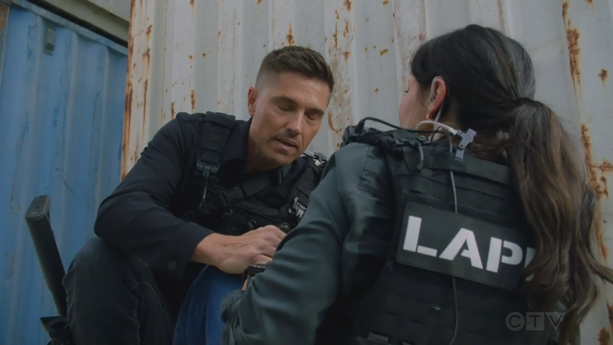 romantashas's tweet photo. his entire life flashed before his eyes... THEIR HANDS #TheRookie #Chenford https://t.co/1saIlCHUv2