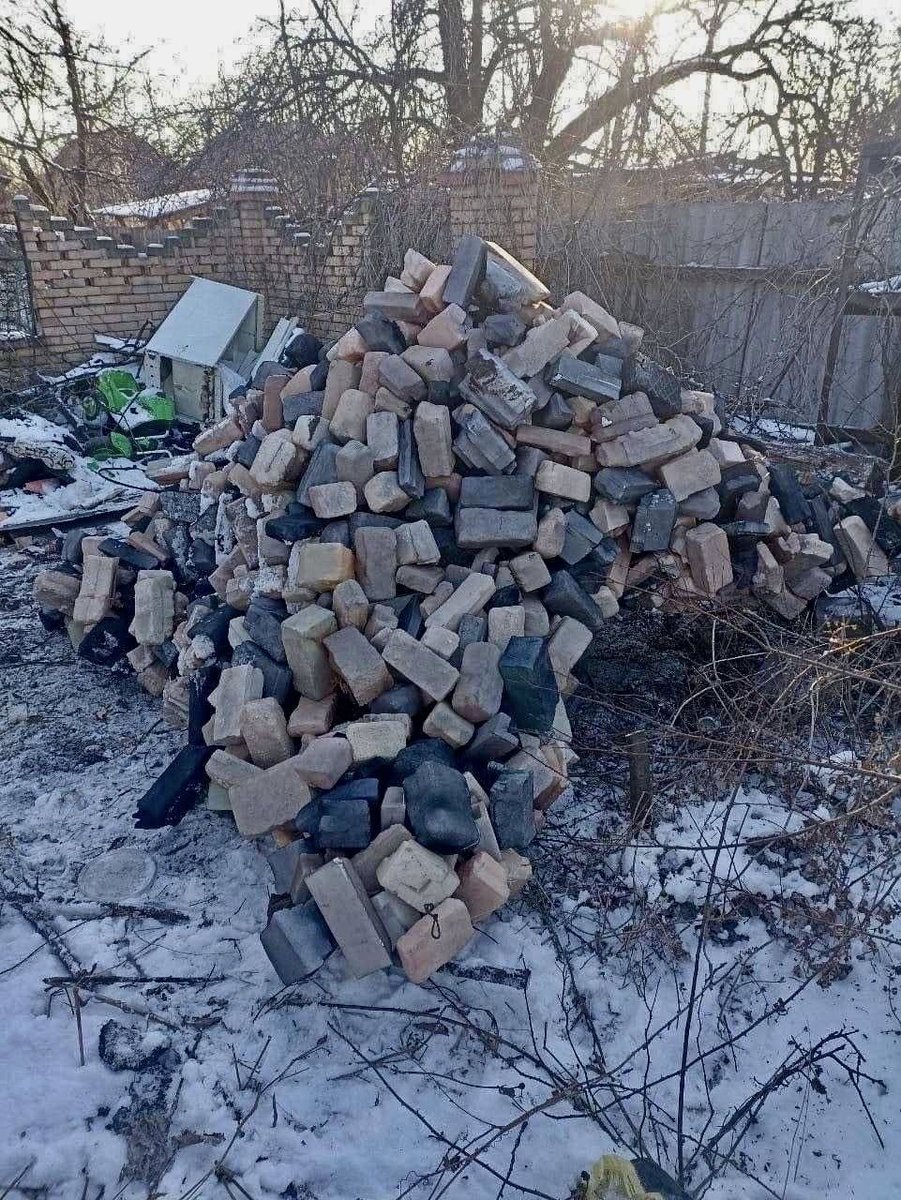 RALee85's tweet image. Russia is using camouflage nets that look like rubble. 
facebook.com/Serhii.Flash/p…