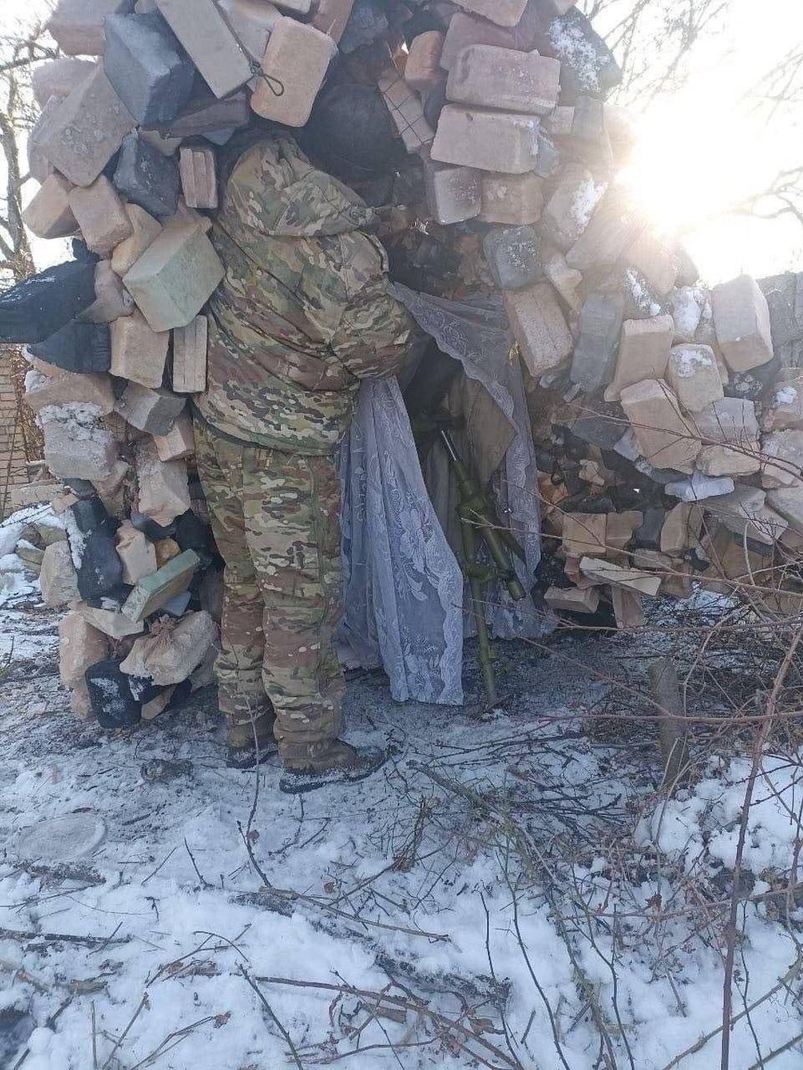 RALee85's tweet image. Russia is using camouflage nets that look like rubble. 
facebook.com/Serhii.Flash/p…