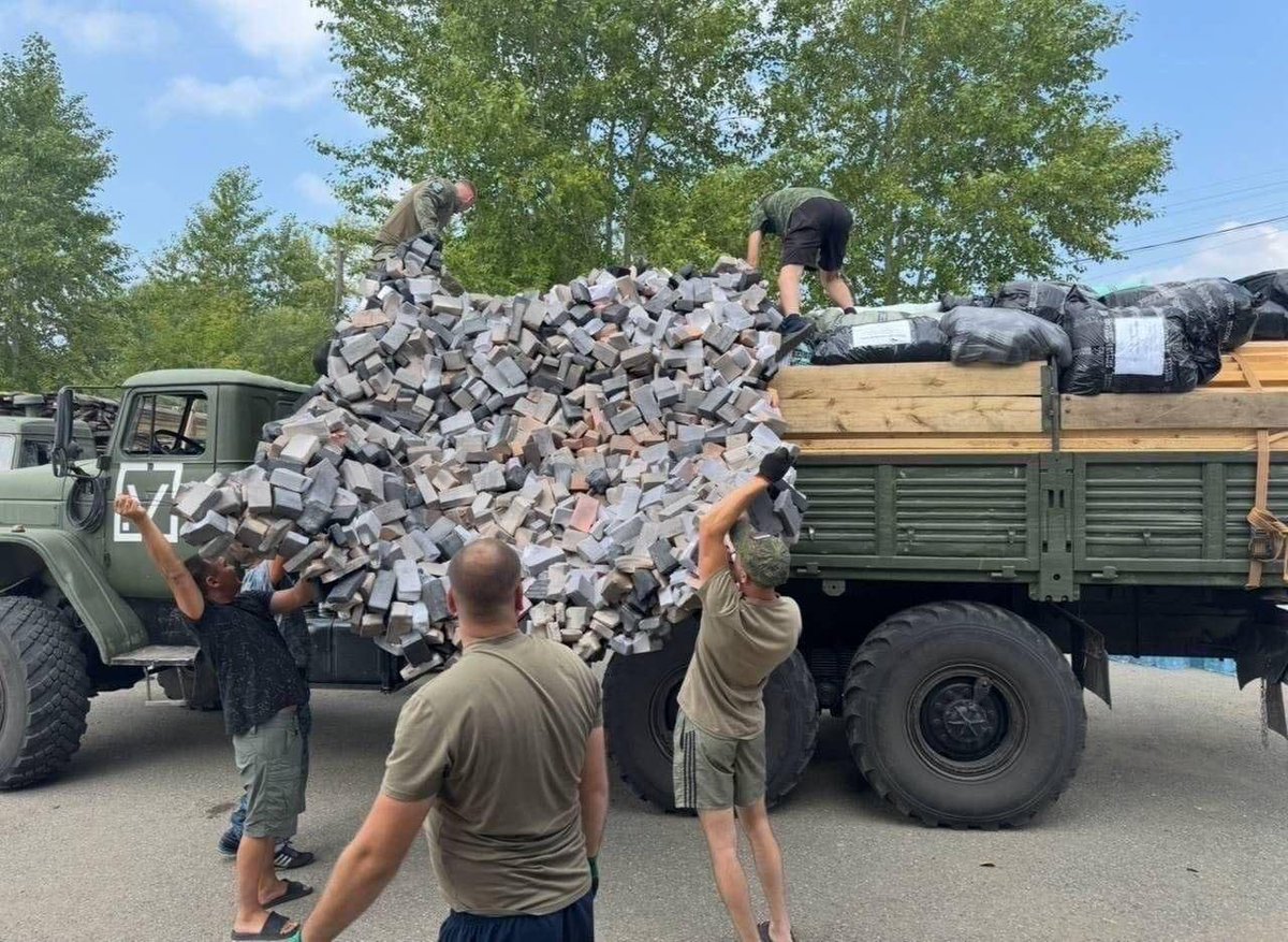 RALee85's tweet image. Russia is using camouflage nets that look like rubble. 
facebook.com/Serhii.Flash/p…