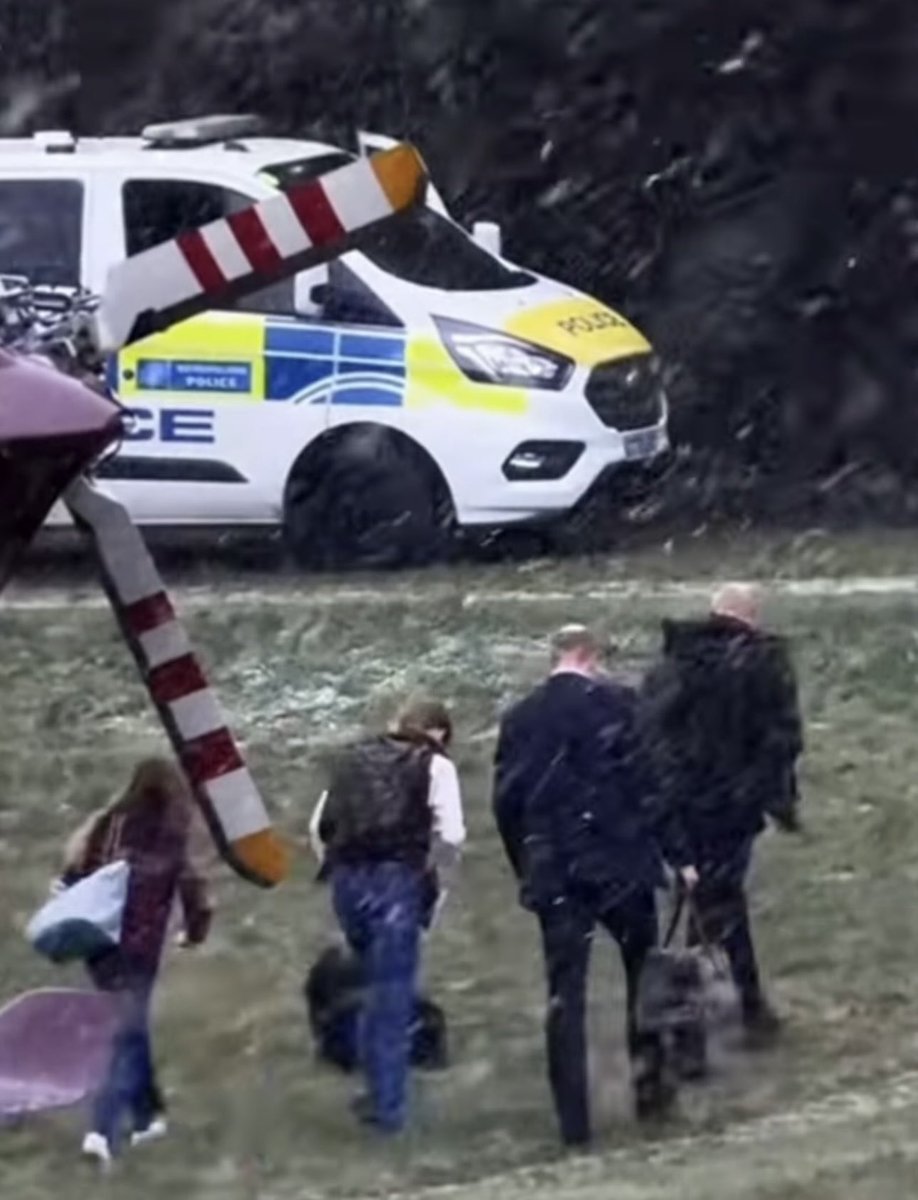 If there were photos of Harry and his kids with overnight bags moving between homes without Meghan, there would be British newscasters stroking out during the morning shows tomorrow. 

But since it’s William and his kids —- 🤷🏼‍♀️