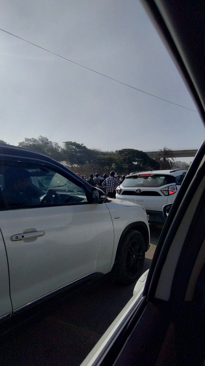PunitDaftary's tweet photo. @BlrCityPolice - these photos are from KR Puram Underpass which is 600 mts. I cross this everyday and surprised to see no traffic police here - this is horrible traffic block, it takes 40-45 mins to cross this stretch of 600 mts. https://t.co/VR6RboSHzT