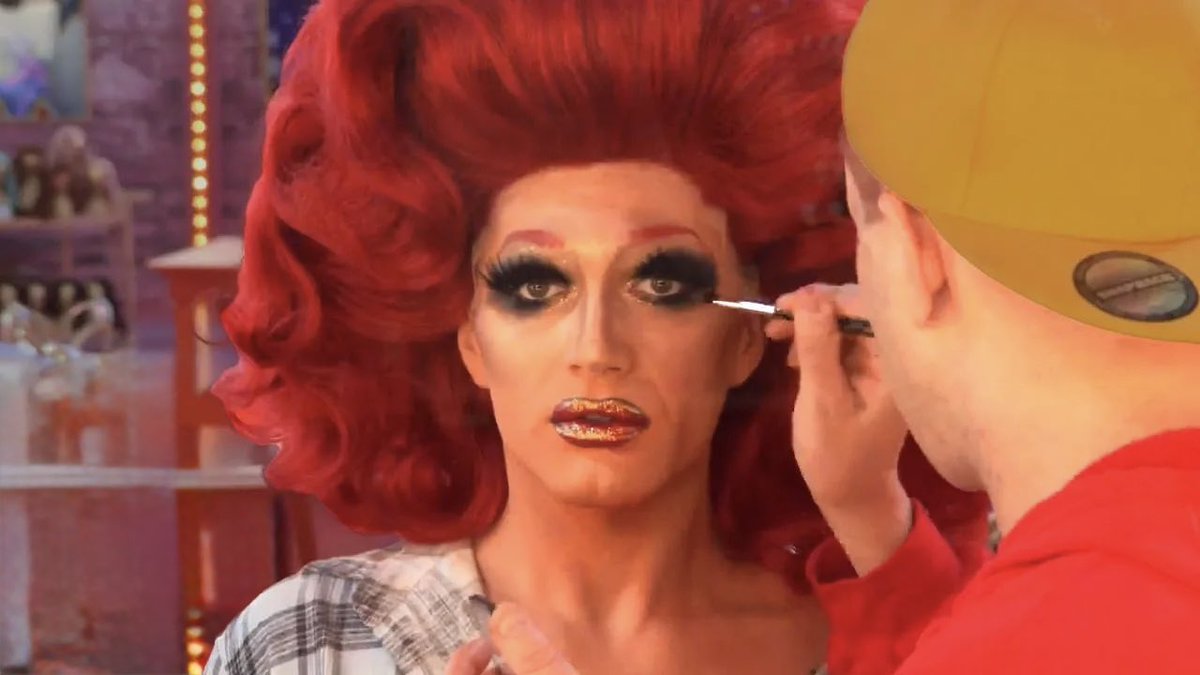 Moon viéndose al espejo mientras dental la maquillaba