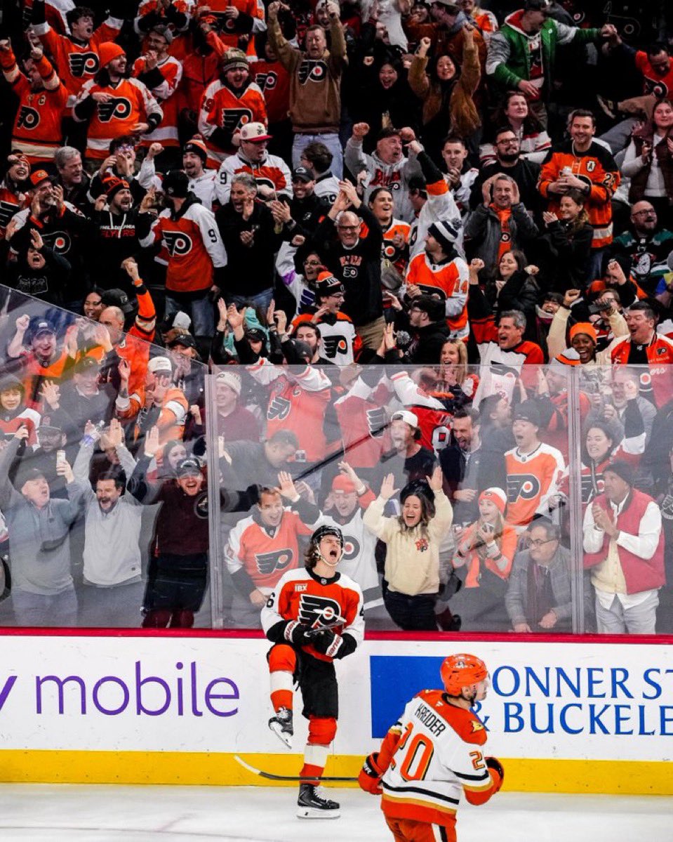 drunkonbroad's tweet image. Has me dreamin of playoff hockey 

Building Packed and Rockin

Orange Rally Towels flying 

#LETSGOFLYERS