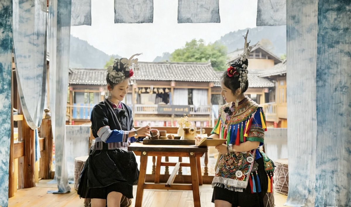 yan35808's tweet photo. #多彩贵州 在贵州侗族人用板蓝根等天然植物为布料染色，👒👒👒🌅这一工艺被称为蓝染。#技艺 在蓝染的基础上，🍎🍎🍎💐💐又衍生出扎染、蜡染等装饰手法。#染布 https://t.co/LokfA1E6aD
