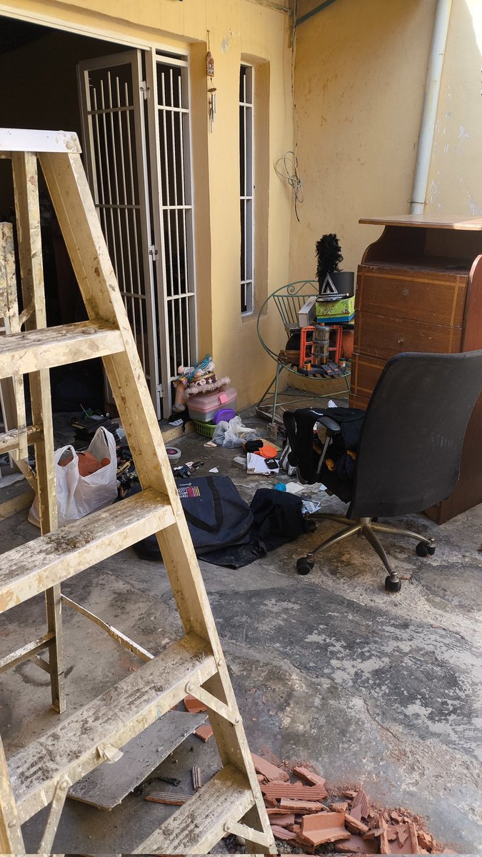 poco de habla de lo horrible que es hacer una mudanza, batir cemento, montar blqoues, frizar paredes y no tener a nadie que entienda lo especial que este momento para ti