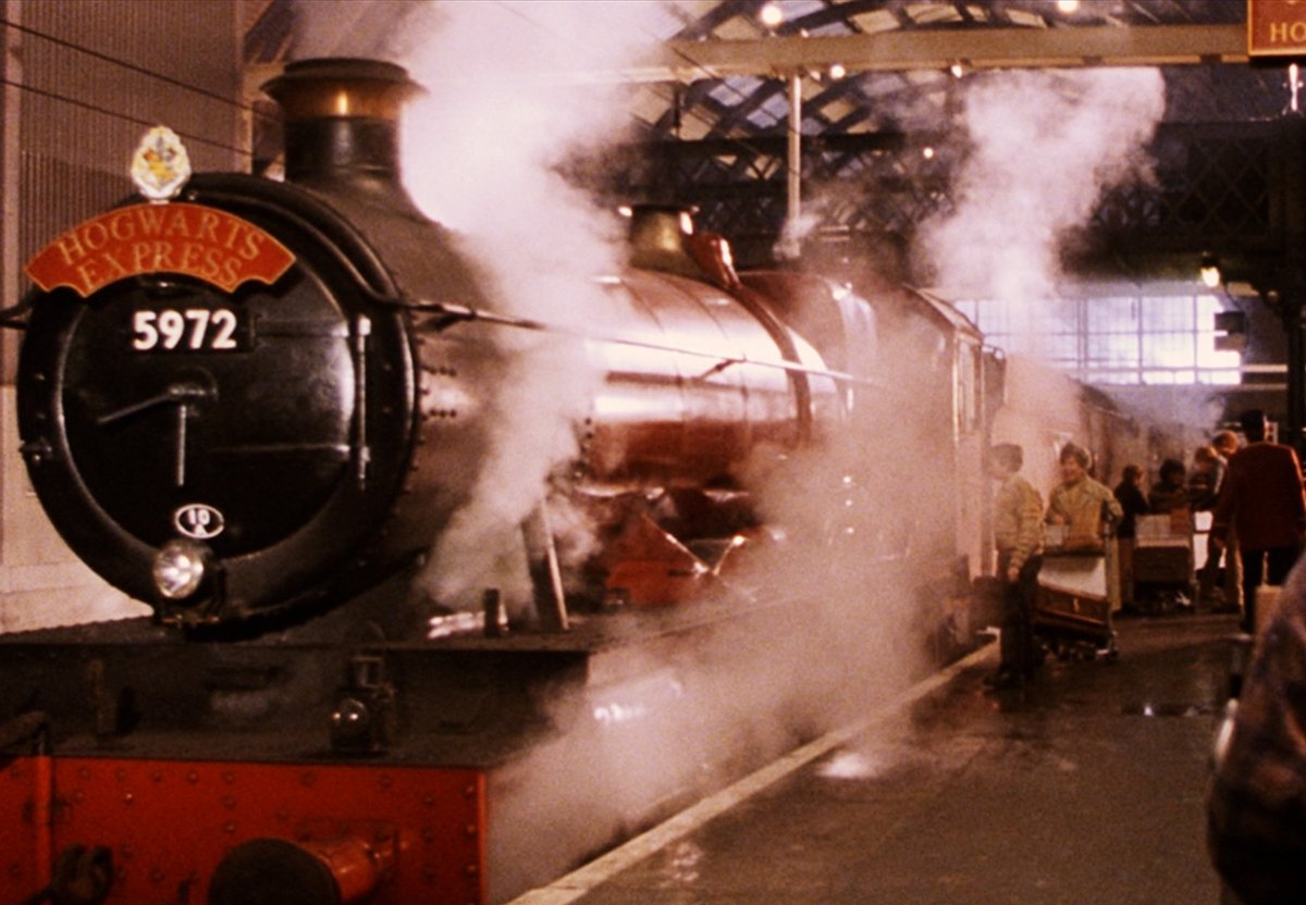 HogwartsEvent's tweet image. Jam sebelas tandanya apa? BETULL SAATNYA NAIK KERETAA DI PERON 9¾!! 

Ayo dibawa segala tas dan barang lainnya, lalu duduk manis di perjalanan menuju HOGWARTS!  (ﾉ´ з `)ノ