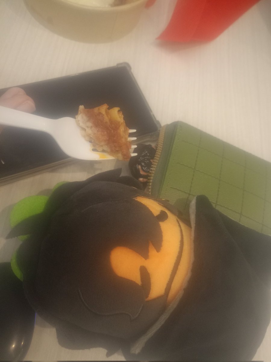 heehefrogge's tweet image. Hungry and lazy smh