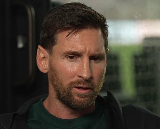 idextratime's tweet image. 🗣️ Lionel Messi akui jika dirinya tipe orang yang jarang balas chat.

“Saya sebenarnya tidak terlalu suka berkirim pesan, baik dengan teman, ibu saya, maupun keluarga. Saya kurang pandai menjaga komunikasi lewat pesan. Ketika bertemu langsung dengan orang-orang, rasanya seperti…