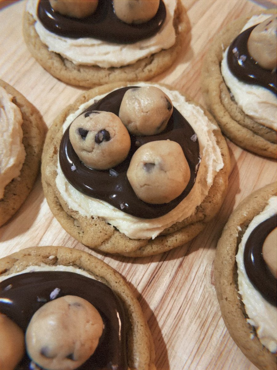 julie_huyn's tweet photo. 🍪 🍪 🍪
cookie + cookie frosting + cookie dough https://t.co/lhTjpneNkP