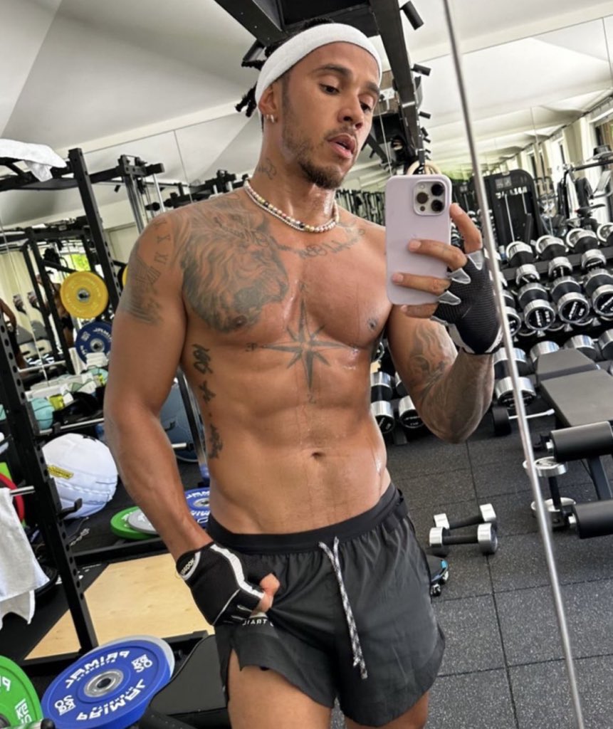 poponze's tweet image. Lewis Hamilton, o maior piloto da F1 dos últimos tempos, está completando 41 anos.