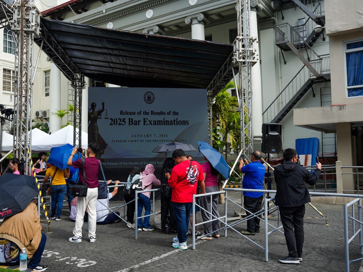 AnjeeAndaya's tweet photo. LOOK:  As of 11 AM, several individuals are seen at the courtyard of the Supreme Court as they await the results of the 2025 bar examinations.  @PhilstarNews https://t.co/w2YpM35vpC
